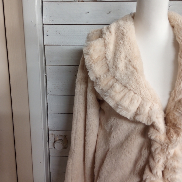 DAMSELLE New York Women's XS Cream Faux Fur Super Soft Ruffle Coat Satin Lined. - Picture 4 of 13